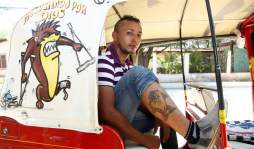 En mototaxis se pasean héroes y bandidos por obra de ingenioso pintor