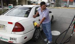 Iván Renderos, de las premiaciones por su canto a taxista