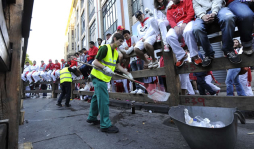 La limpieza, una tarea titánica en San Fermín