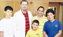 Médico es feliz haciendo reír a sus pacientes