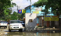 Barrios populosos también instalan trancas y portones
