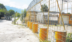 Cierran calles con cercas en colonia El Roble