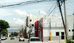 Marañas de cables, un peligro a la vista para los sampedranos