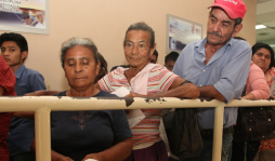 Hasta siete horas hacen fila para reclamar medicinas