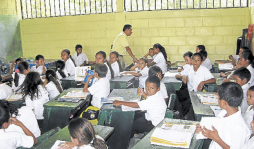 Un maestro da clases a niños de seis grados en Sabá