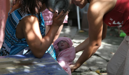 Da a luz a uno de sus gemelos en una pila