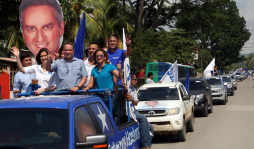 Entusiasmo despierta la caravana azul de Ricardo Álvarez