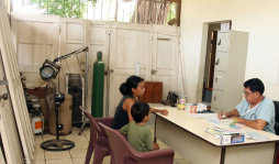 En una bodega municipal funciona centro de salud en Omoa