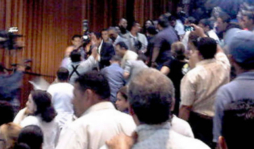 A pesar de abucheos, rectora anuncia reforma en el Escuela