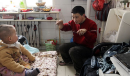 Familia vive en baño público hace 6 años