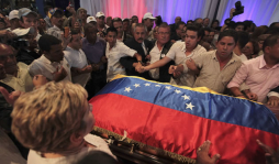 Miles asisten al velatorio del expresidente Pérez