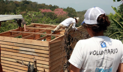 Levantan casas para necesitados