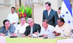 Miguel Facussé traspasará hoy 4 fincas al Muca