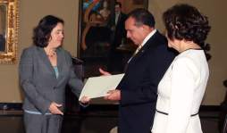 Cinco embajadores presentan credenciales