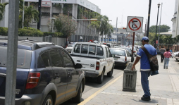 Estancada licitación para parqueo regulado