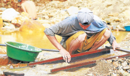 San José de Tarros, la aldea de calles y río de oro en Honduras