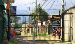 Barrios populosos también instalan trancas y portones