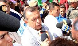 Presidente Lobo pide a maestros 'que las aulas no cierren jamás'