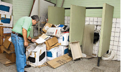 En los baños guardan documentos en la DEI