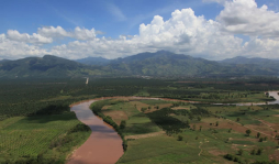 Estudiantes protestan por sueldos atrasados a maestros
