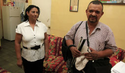 Con un maletín, medicinas y su bastón, Mario enfrenta la vida