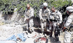 Condenan video de militares orinando en cadáveres