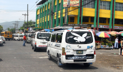 Usuarios de transporte urbano, sin espacios para abordar el bus
