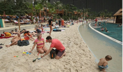 Un paraíso bajo un hangar rodeado de nieve