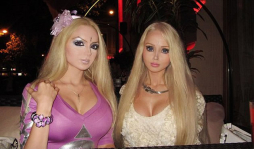 La 'Barbie' humana encuentra a su gemela