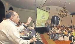 Lobo juramenta los consejos educativos