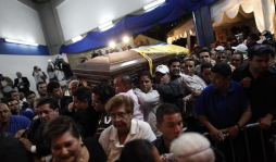 Miles asisten al velatorio del expresidente Pérez