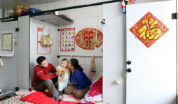 Familia vive en baño público hace 6 años