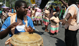 Etnia garífuna lucha por no perder su lengua y tradiciones