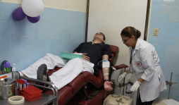 Hasta médicos donan sangre en urgencias