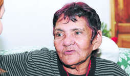 Madre hondureña alza la voz y clama por enfermos de esclerosis