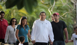 Publican fotos de Chávez en cumpleaños de su hija