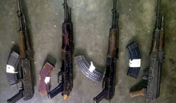 Hallan cuatro AK-47 en encomienda aérea