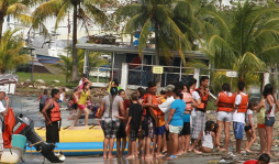Miles de hondureños recibieron el Año Nuevo en las playas de Puerto Cortés, Omoa y Tela