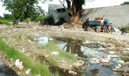 Basurero clandestino en el bulevar hacia La Lima
