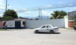 Hasta las calles amurallan ahora los sampedranos