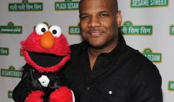 Voz de Elmo renuncia en medio de acusación de sexo
