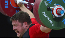 Atleta alemán está bien, tras caerle pesa de 197 kilos en el cuello