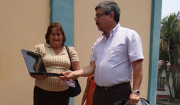 Educación dota de equipos a docentes