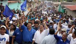 Juan Orlando Hernández recorre Comayagua