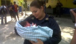 Envuelto en sábanas abandonan a un bebé