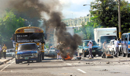 Estudiantes se toman el Central Vicente Cáceres y causan disturbios