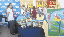 Mujeres realizan expoventa en Diunsa