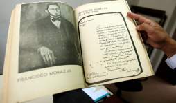 Militares hondureños rinden honores a Morazán