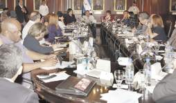 Lobo pone a correr a ministros