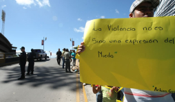 Jóvenes realizan cadena humana contra la violencia en Honduras
